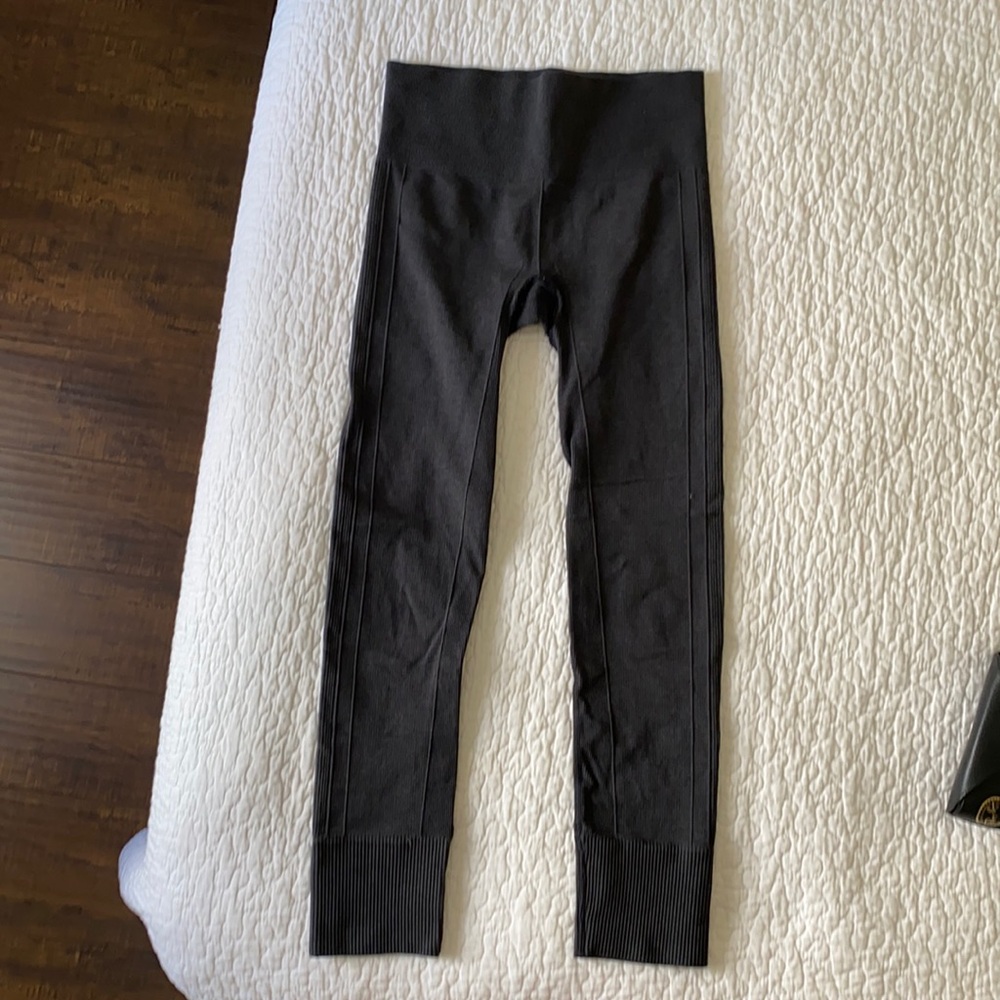 Lululemon size 6 seamless grey pants